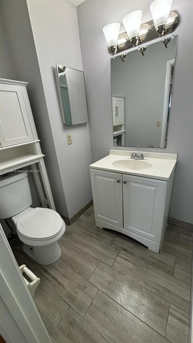 925 NE 209th St # 28 Unit: 202-28