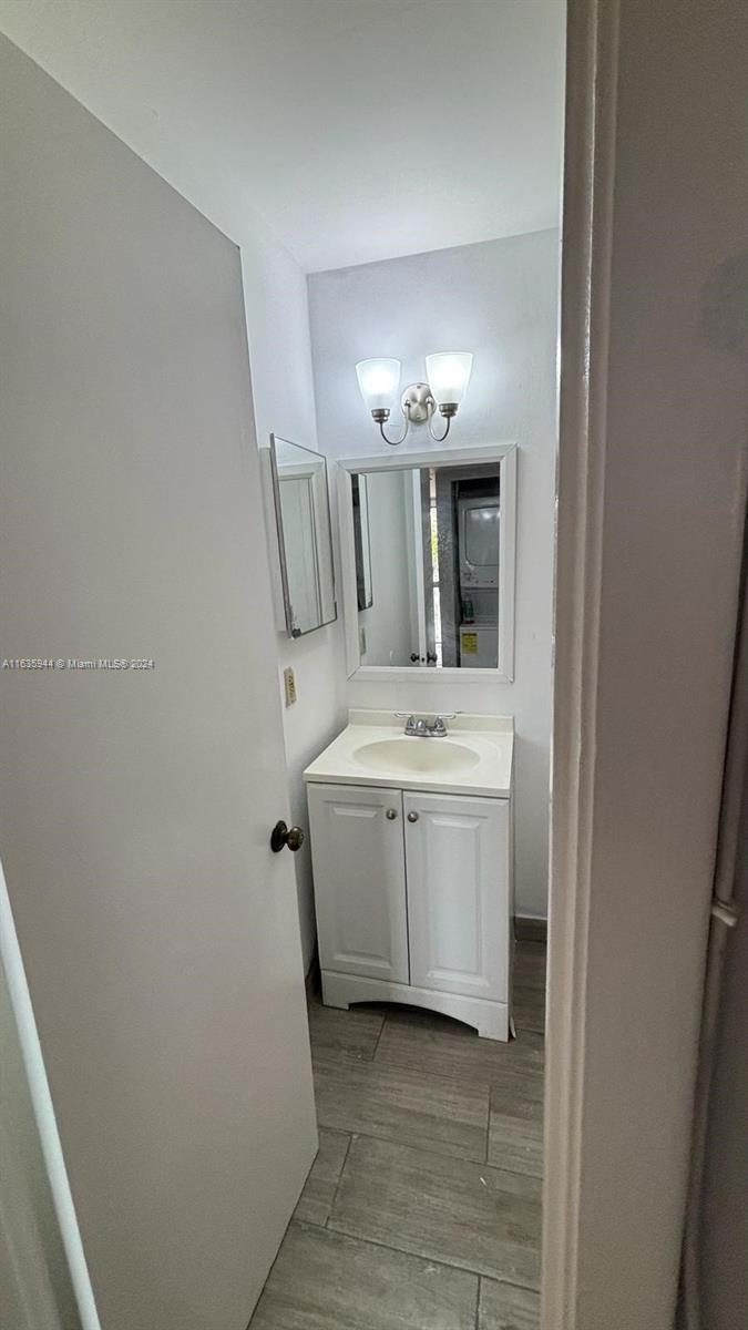 925 NE 209th St # 28 Unit: 202-28