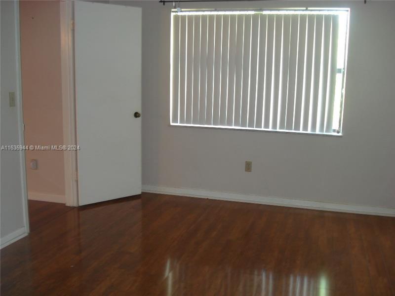 925 NE 209th St # 28 Unit: 202-28