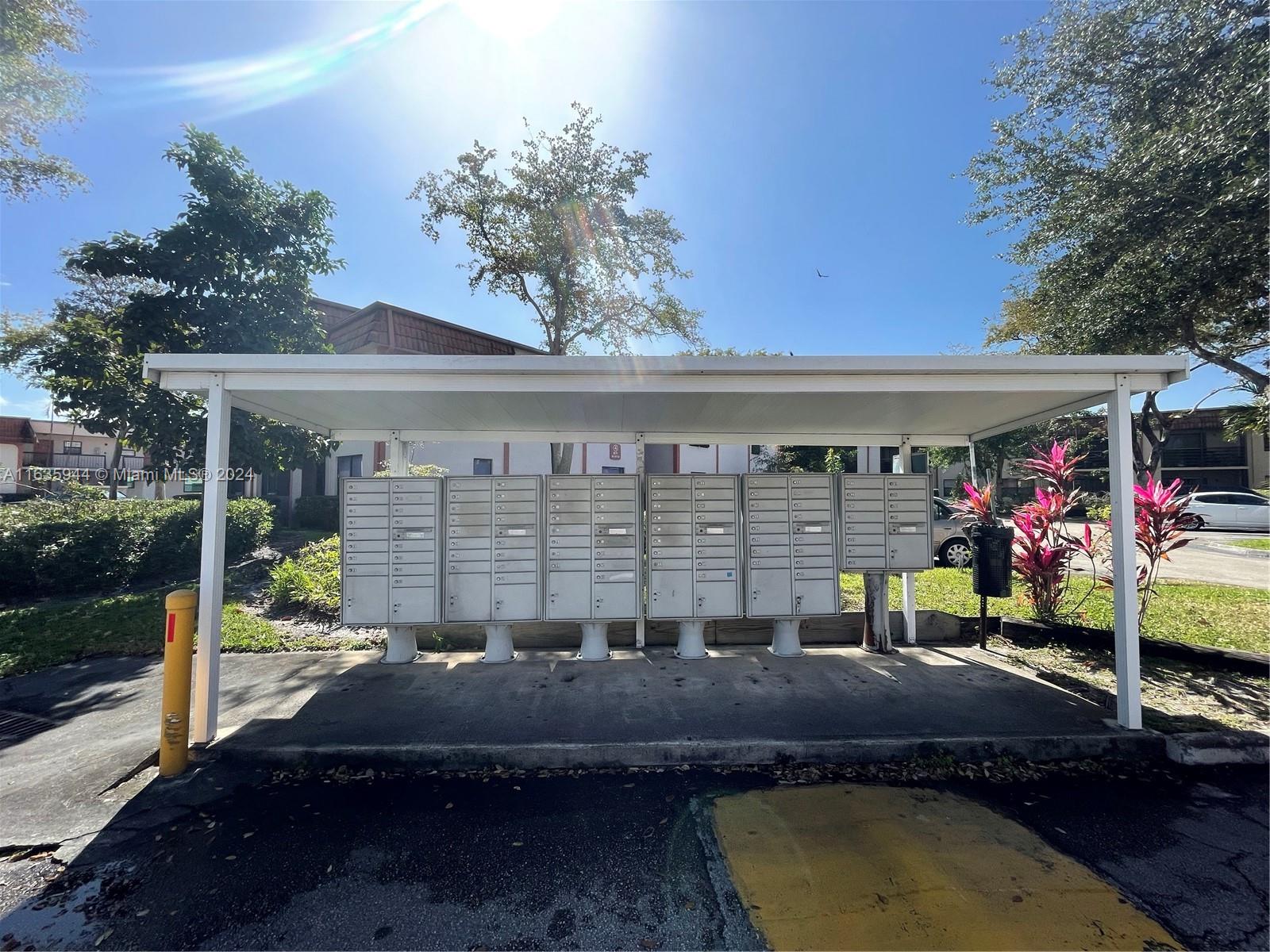 925 NE 209th St # 28 Unit: 202-28