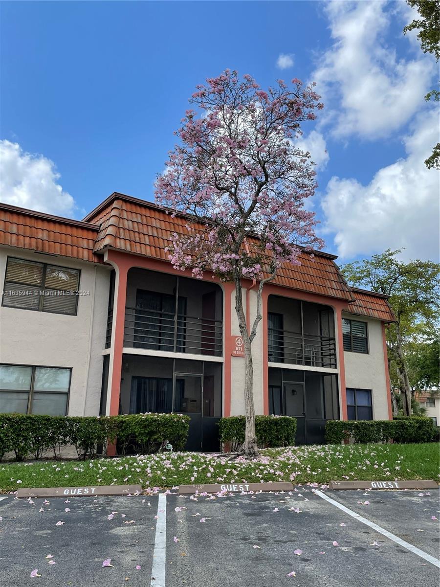 925 NE 209th St # 28 Unit: 202-28