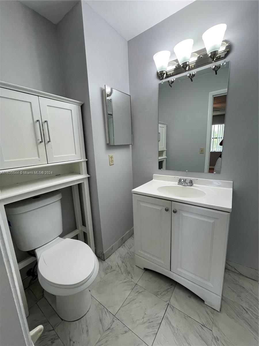 925 NE 209th St # 28 Unit: 202-28