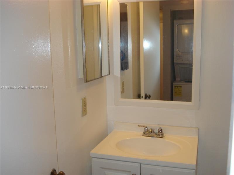 925 NE 209th St # 28 Unit: 202-28