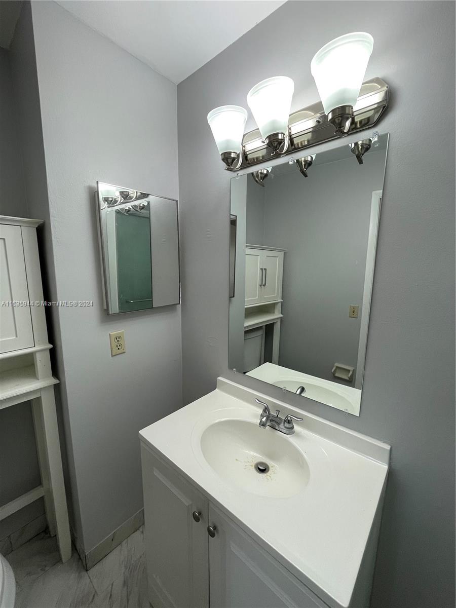 925 NE 209th St # 28 Unit: 202-28