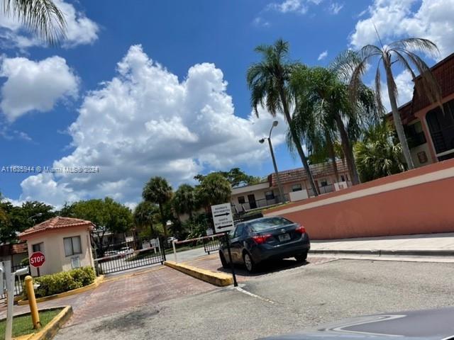 925 NE 209th St # 28 Unit: 202-28