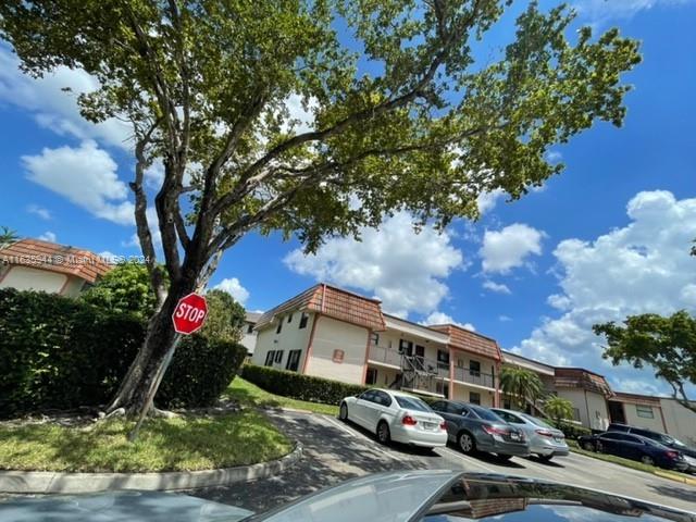 925 NE 209th St # 28 Unit: 202-28