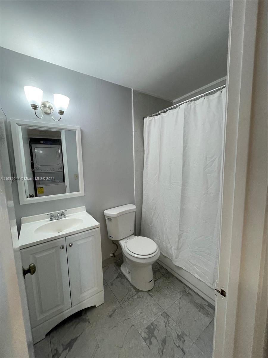 925 NE 209th St # 28 Unit: 202-28