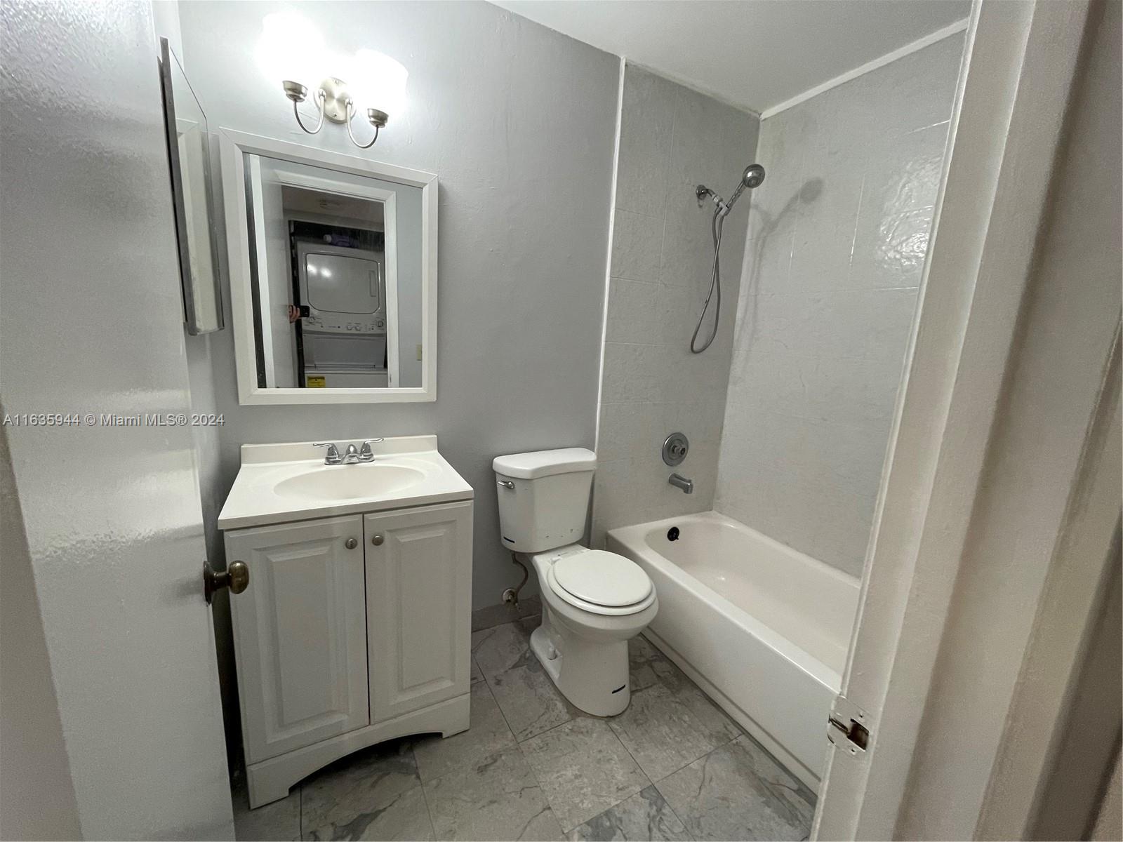 925 NE 209th St # 28 Unit: 202-28