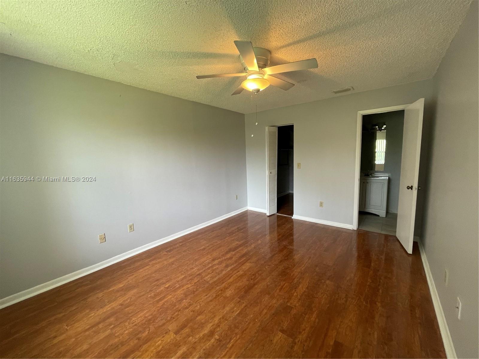 925 NE 209th St # 28 Unit: 202-28