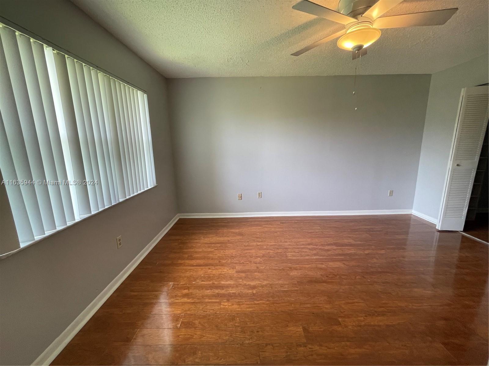 925 NE 209th St # 28 Unit: 202-28