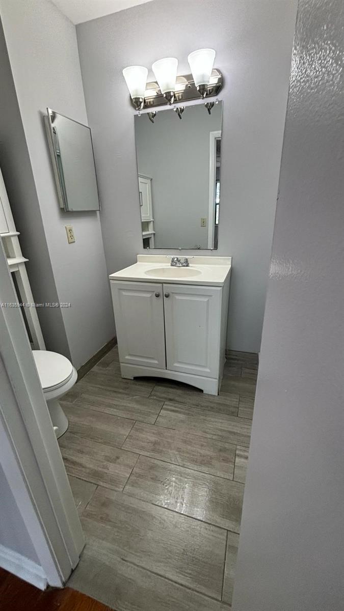 925 NE 209th St # 28 Unit: 202-28