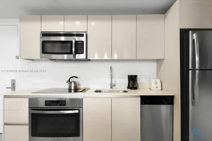 2602 E HALLANDALE BEACH BLVD Unit: 2706