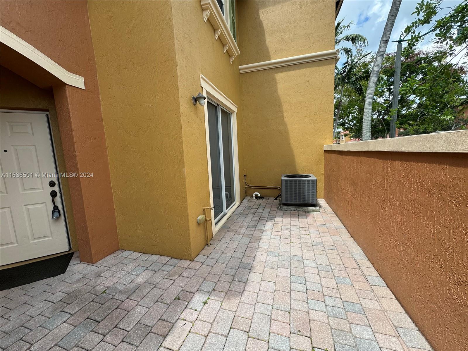 960 SW 143rd Ave # 2204