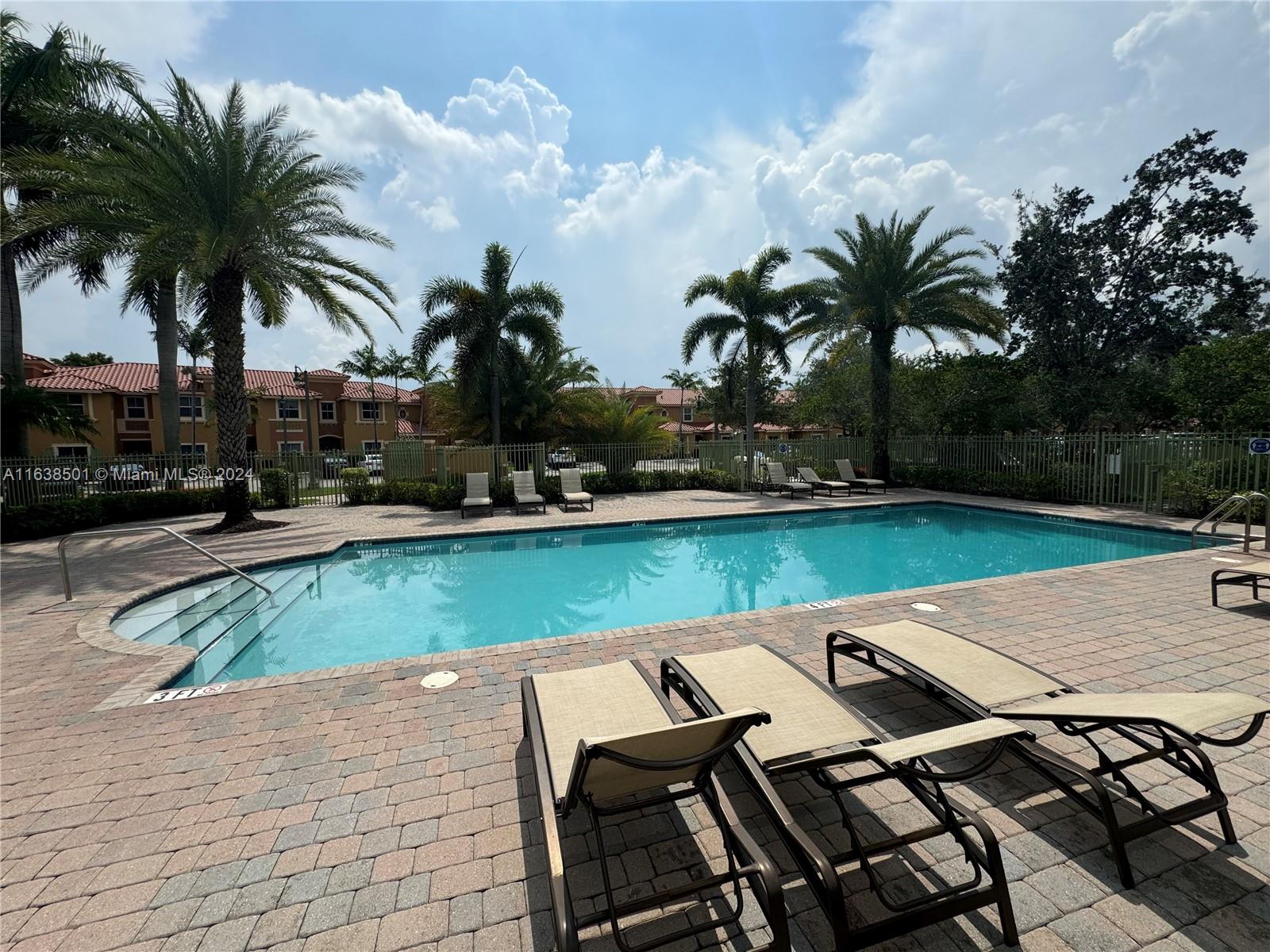 960 SW 143rd Ave # 2204
