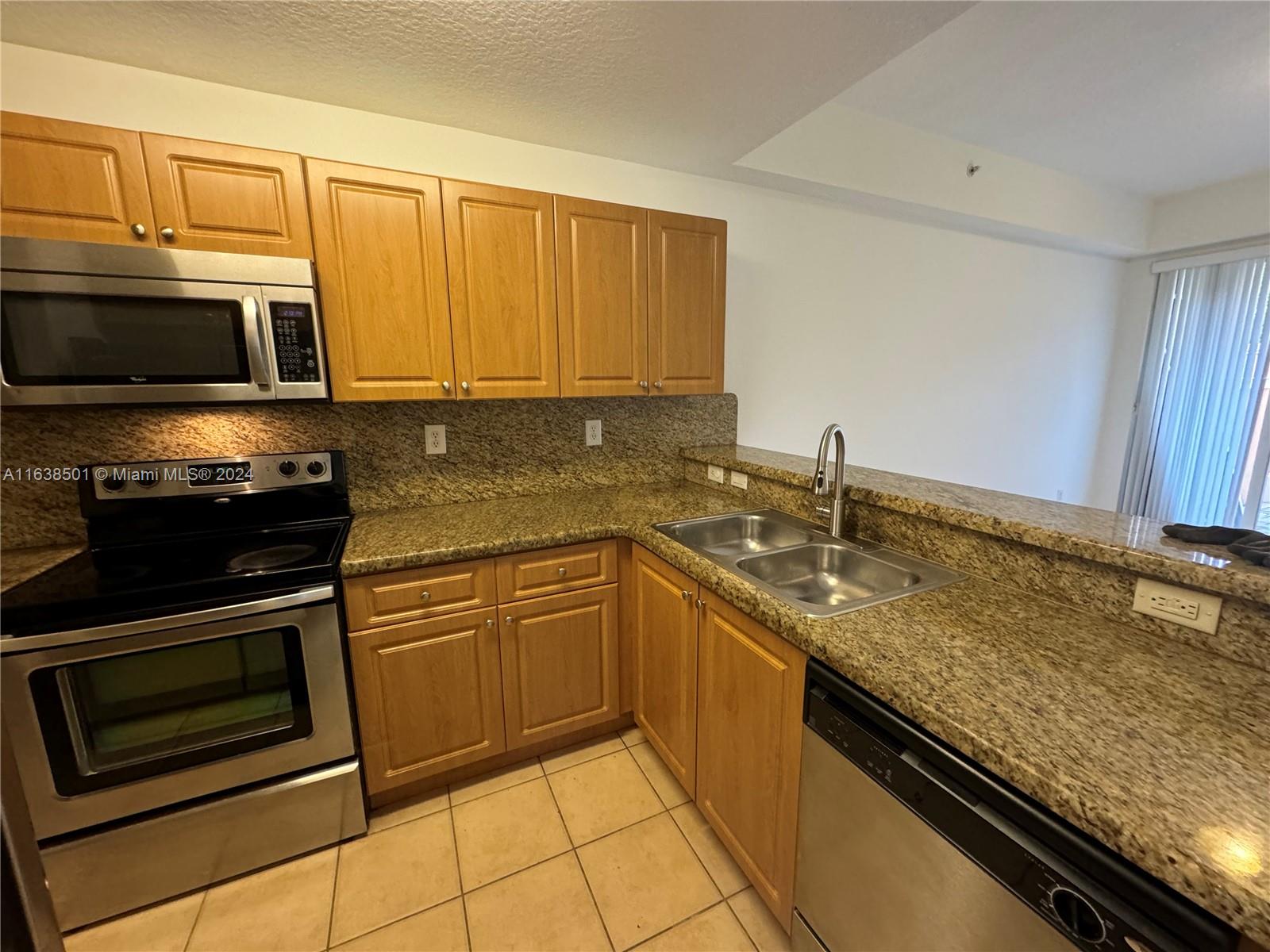 960 SW 143rd Ave # 2204