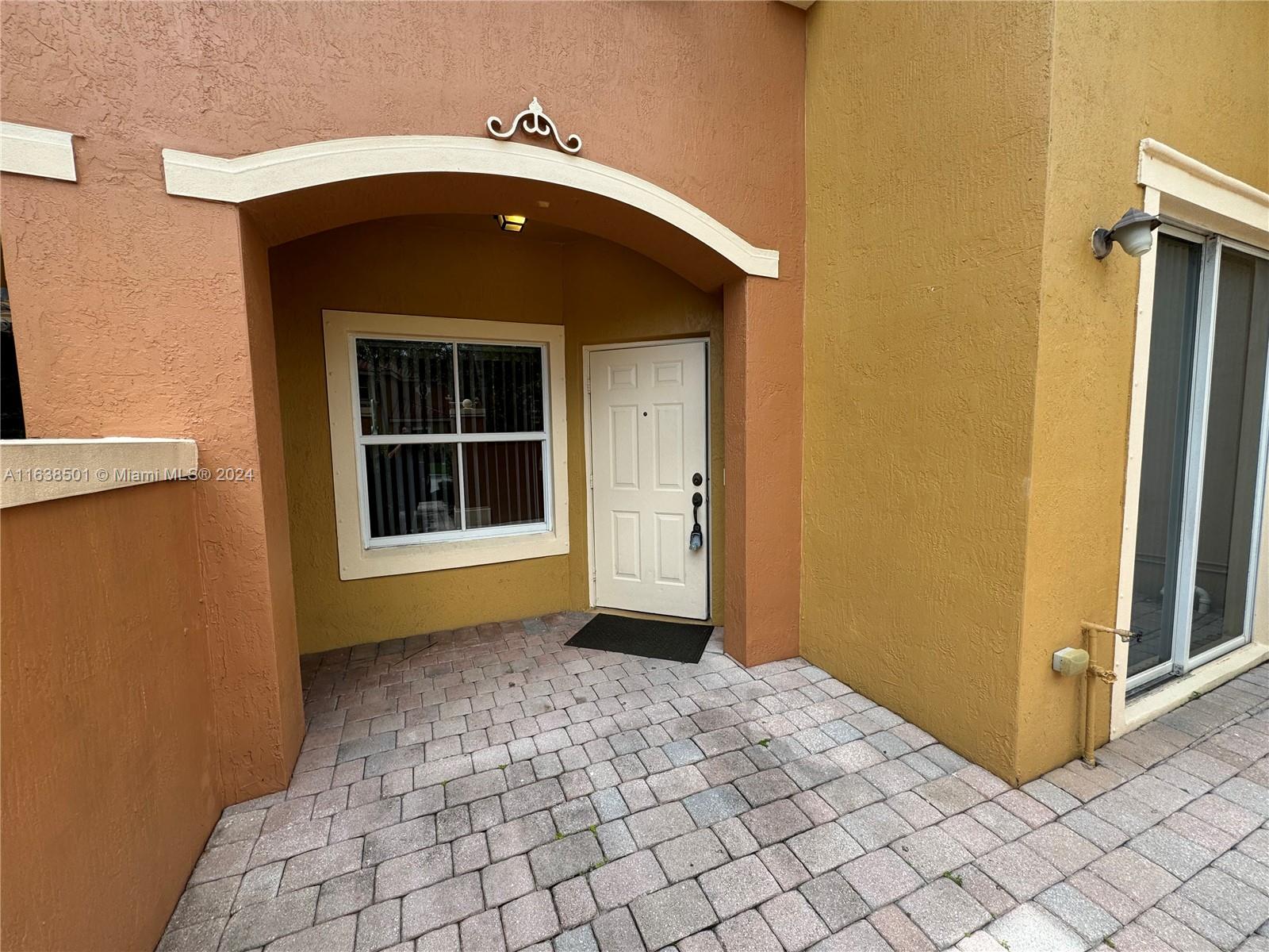 960 SW 143rd Ave # 2204
