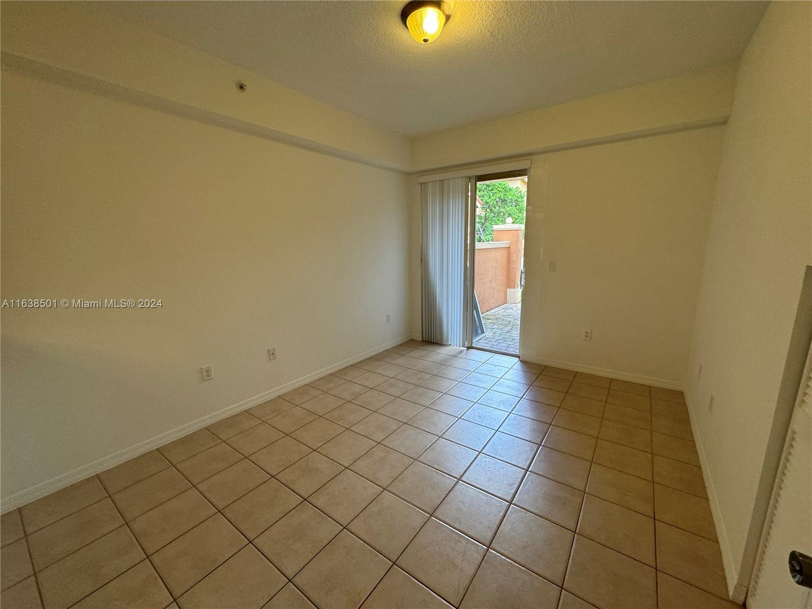 960 SW 143rd Ave # 2204