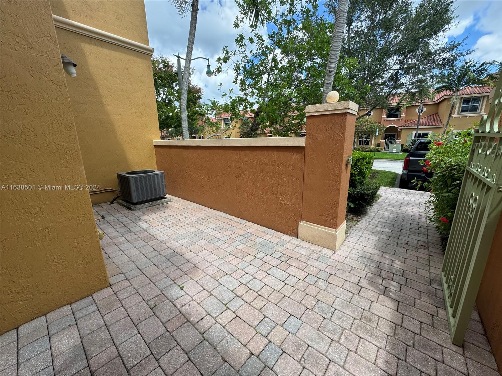 960 SW 143rd Ave # 2204