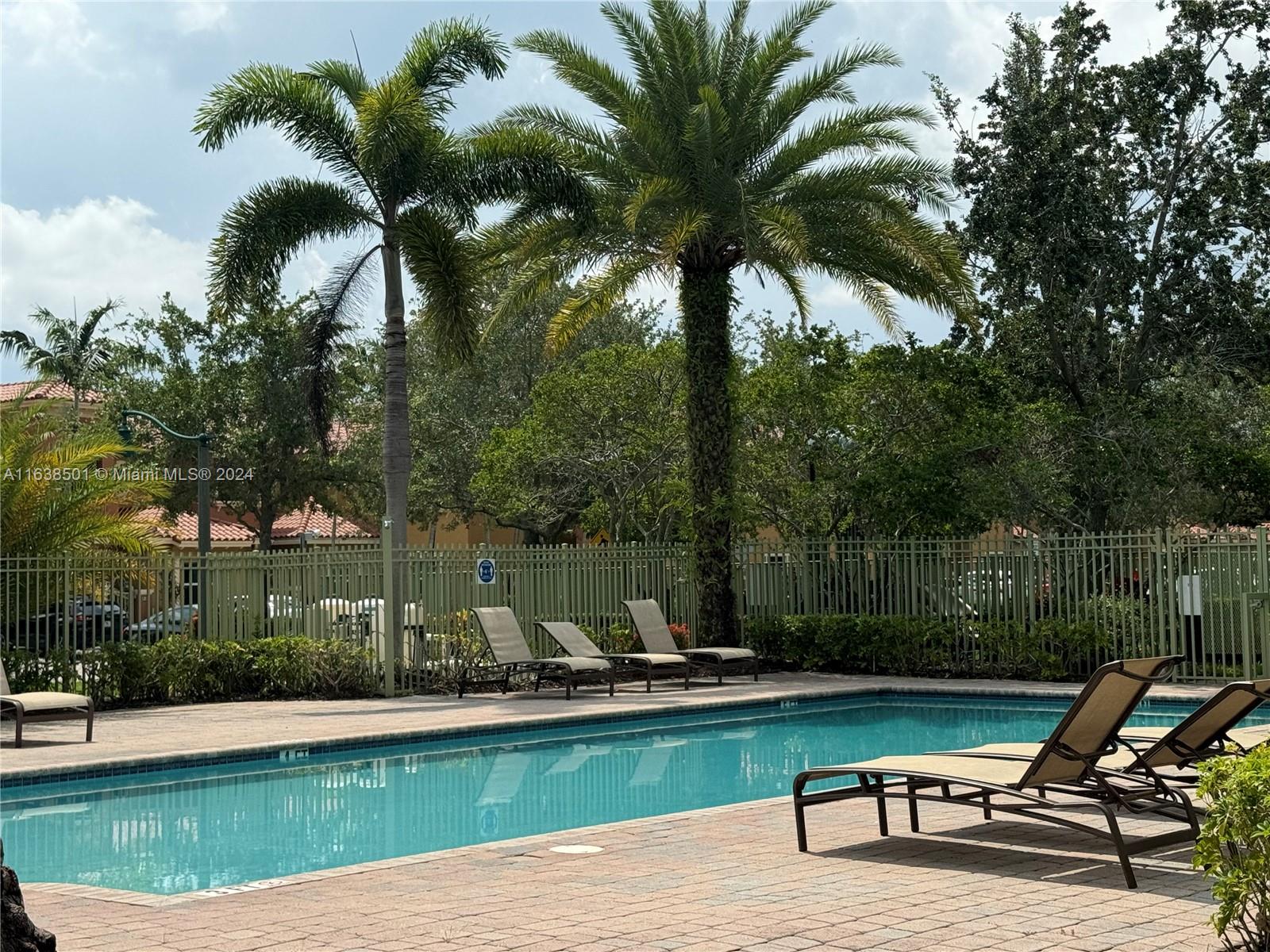 960 SW 143rd Ave # 2204