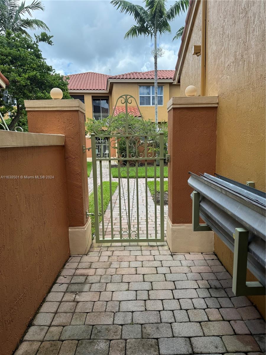 960 SW 143rd Ave # 2204