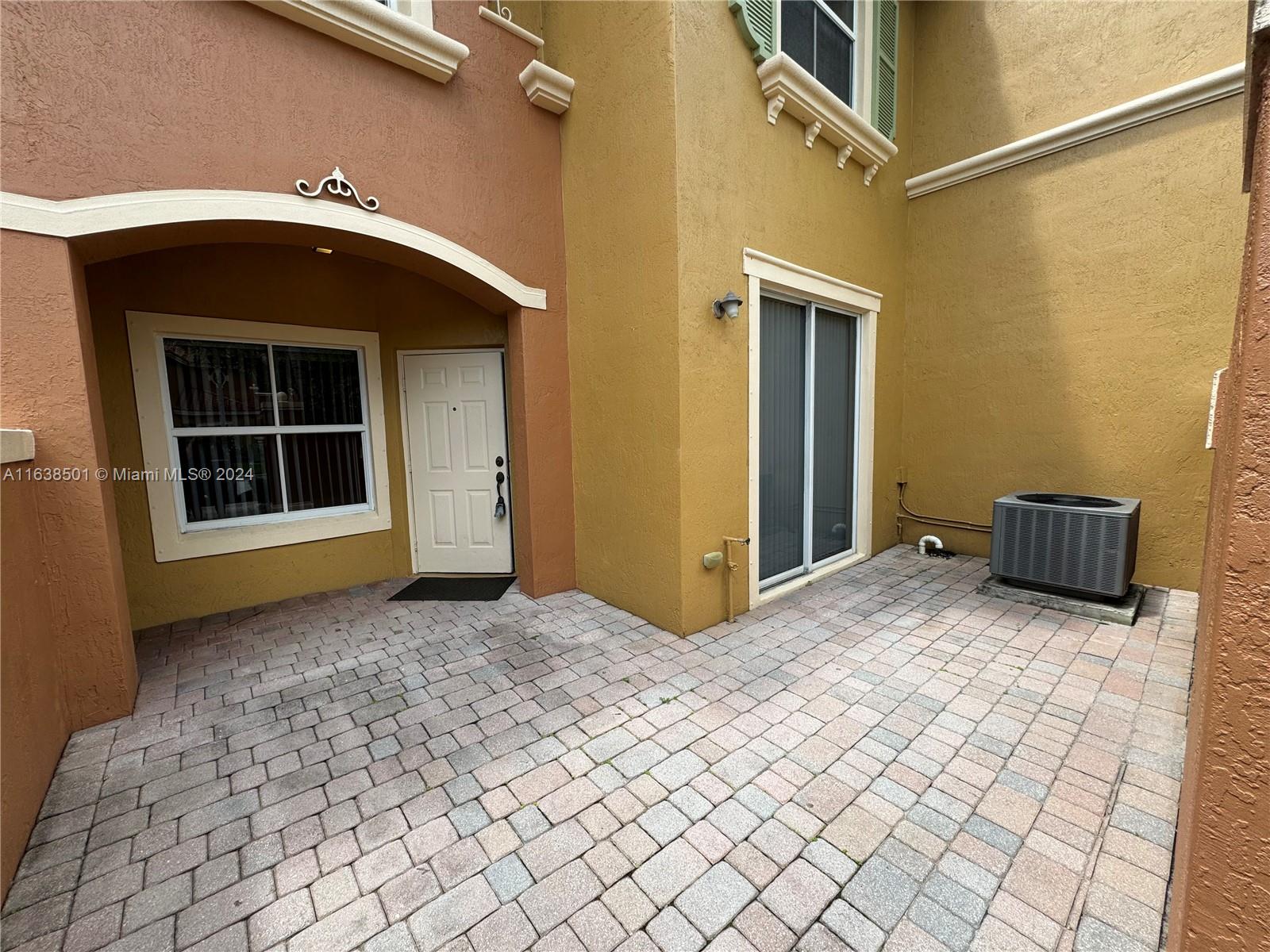 960 SW 143rd Ave # 2204