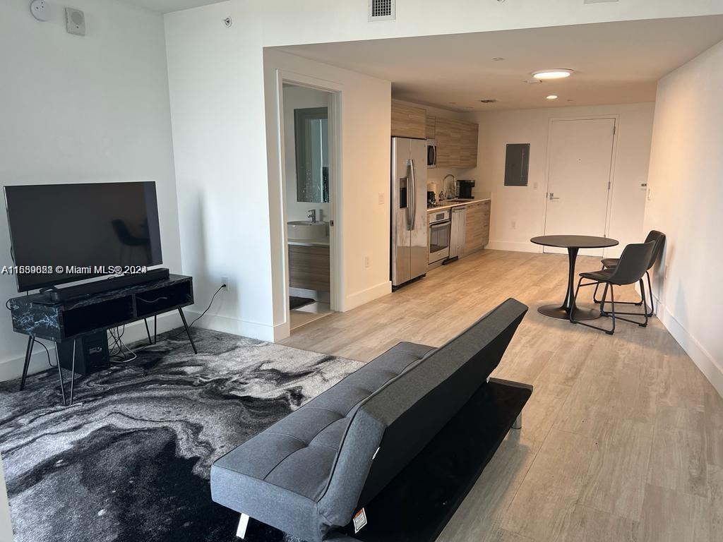 121 NE 34th St # 2014