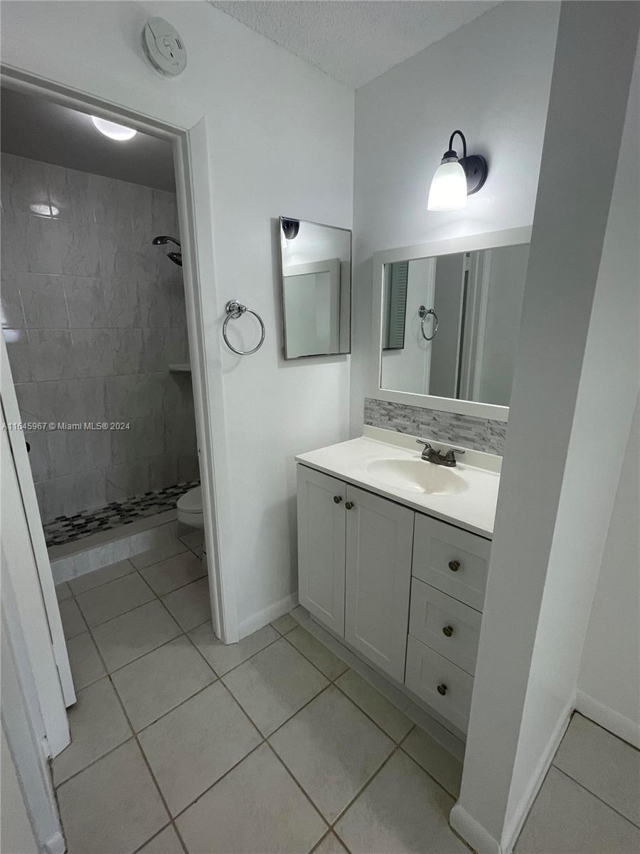9720 Hammocks Blvd # 37 Unit: 204-37