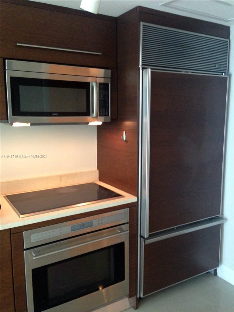 475 Brickell Ave # 810