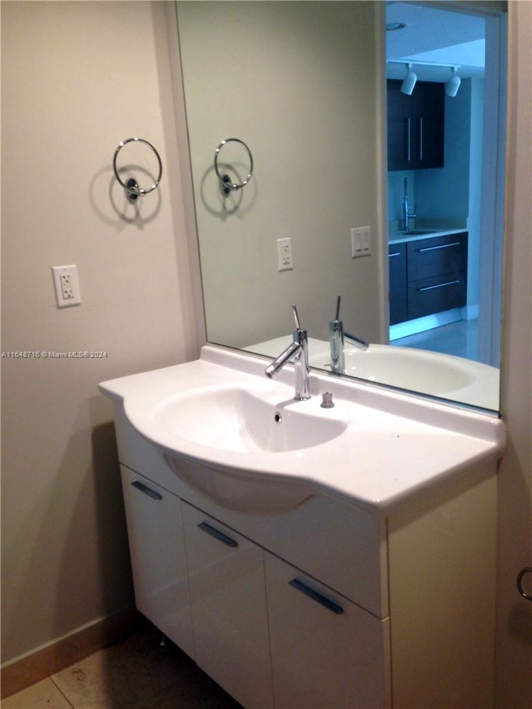 475 Brickell Ave # 810