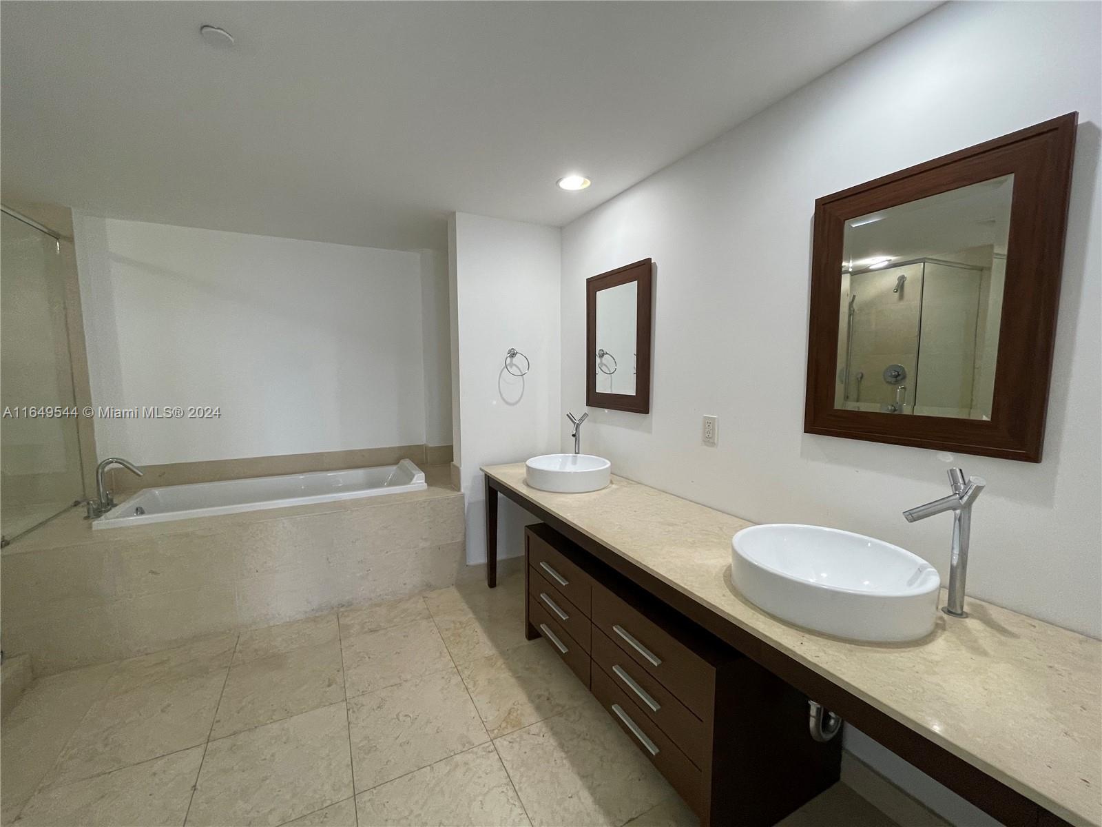 465 Brickell Ave # 819