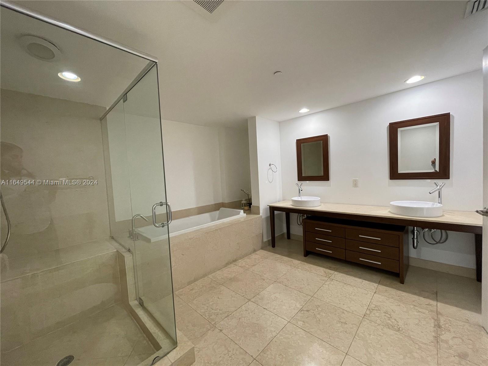 465 Brickell Ave # 819