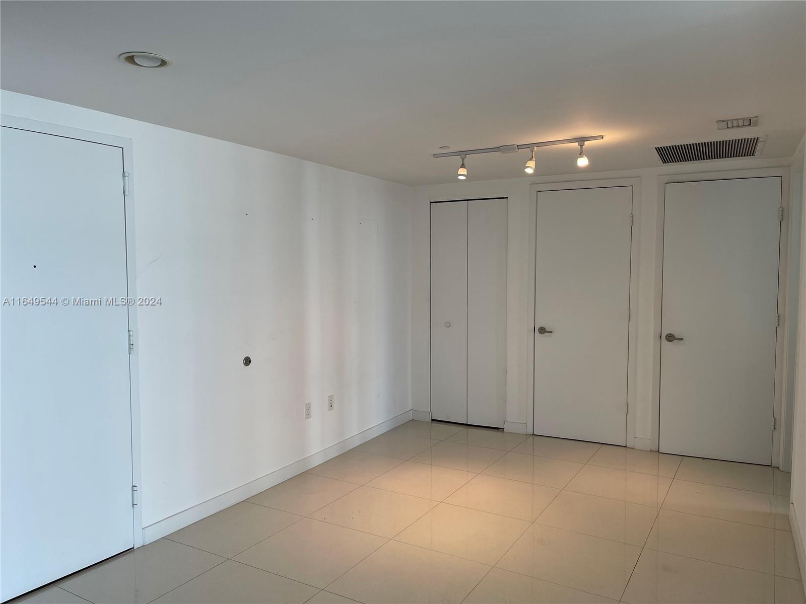 465 Brickell Ave # 819
