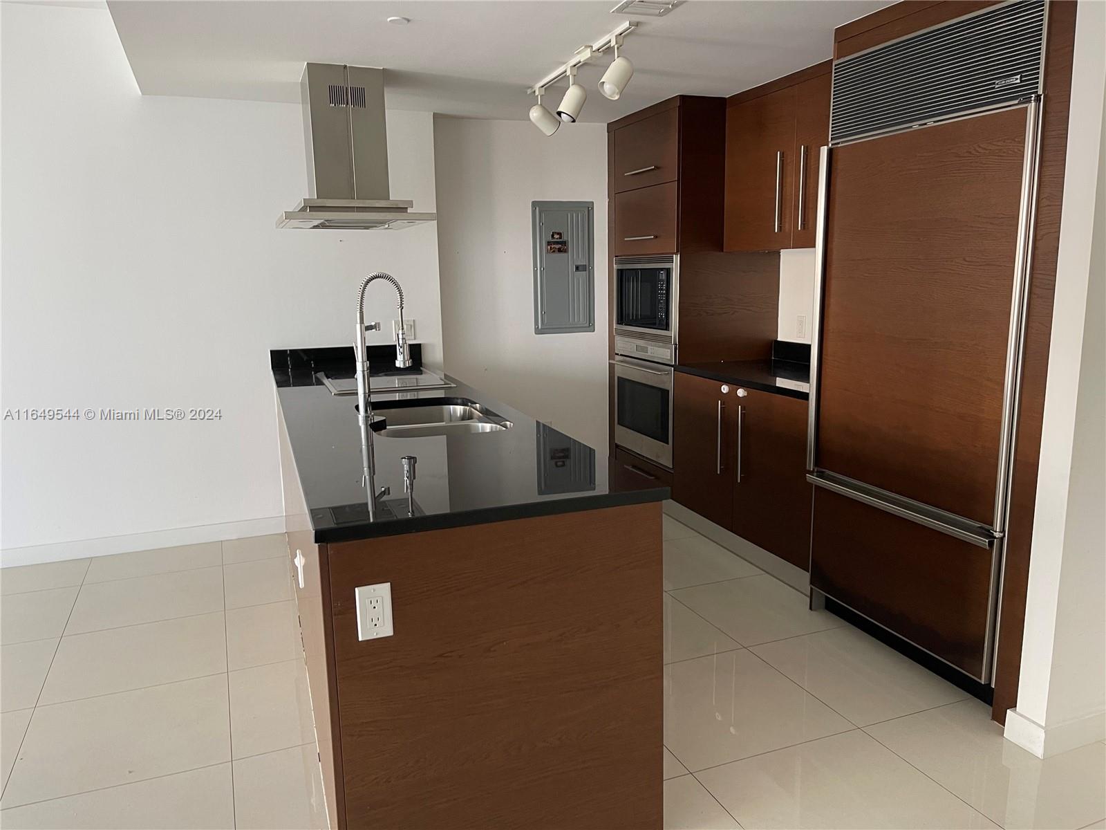 465 Brickell Ave # 819