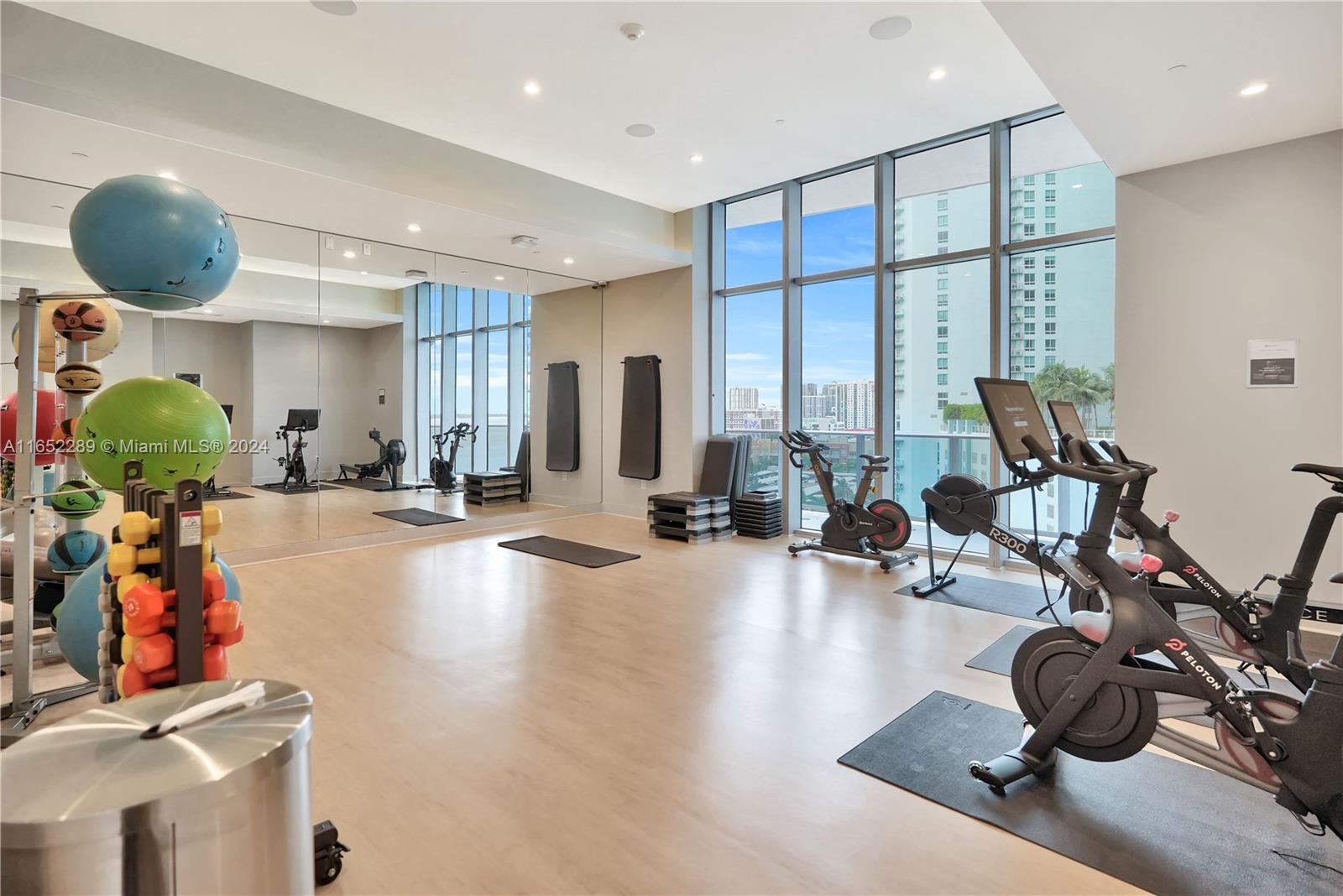 488 NE 18th St # 4400