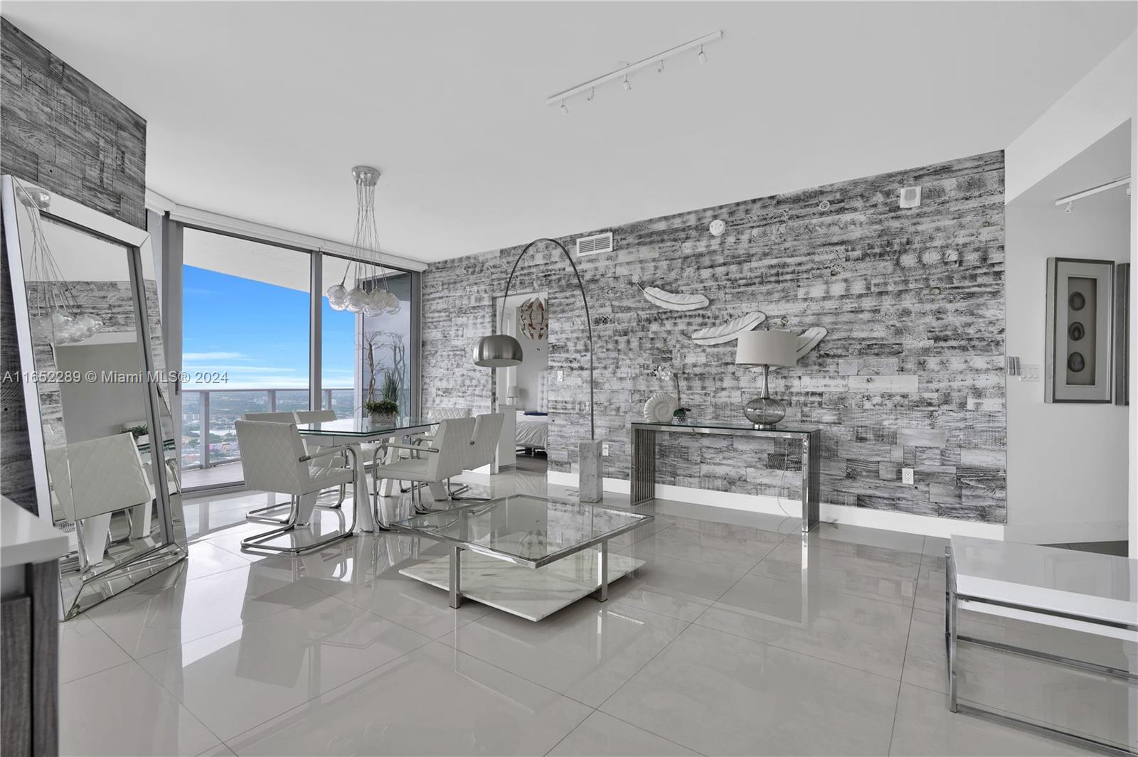 488 NE 18th St # 4400