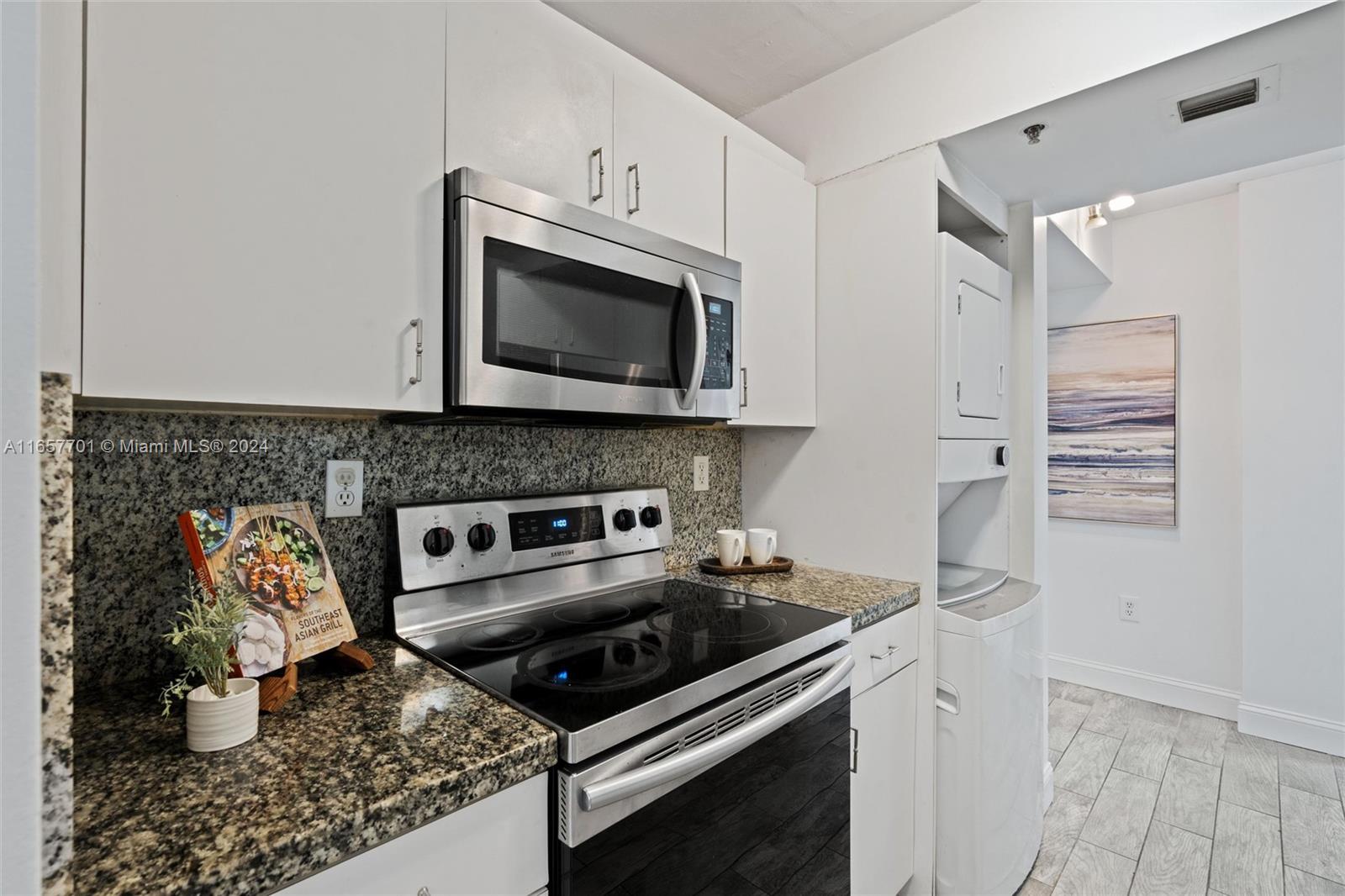 7601 Dickens Ave # 302