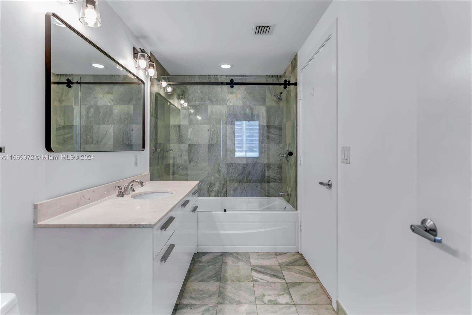 1050 Brickell Ave # 1808