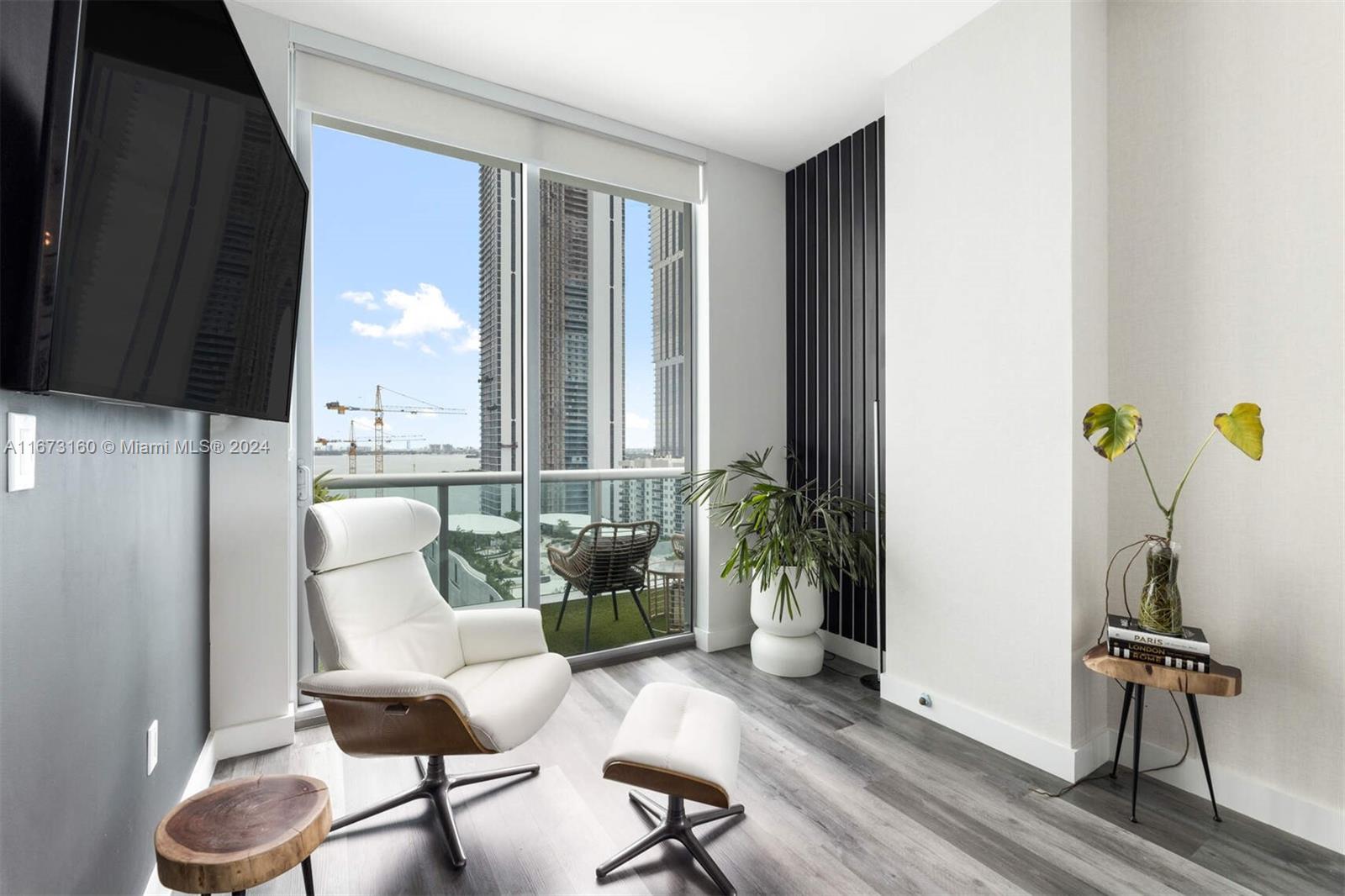 333 NE 24th St Unit: PH1910