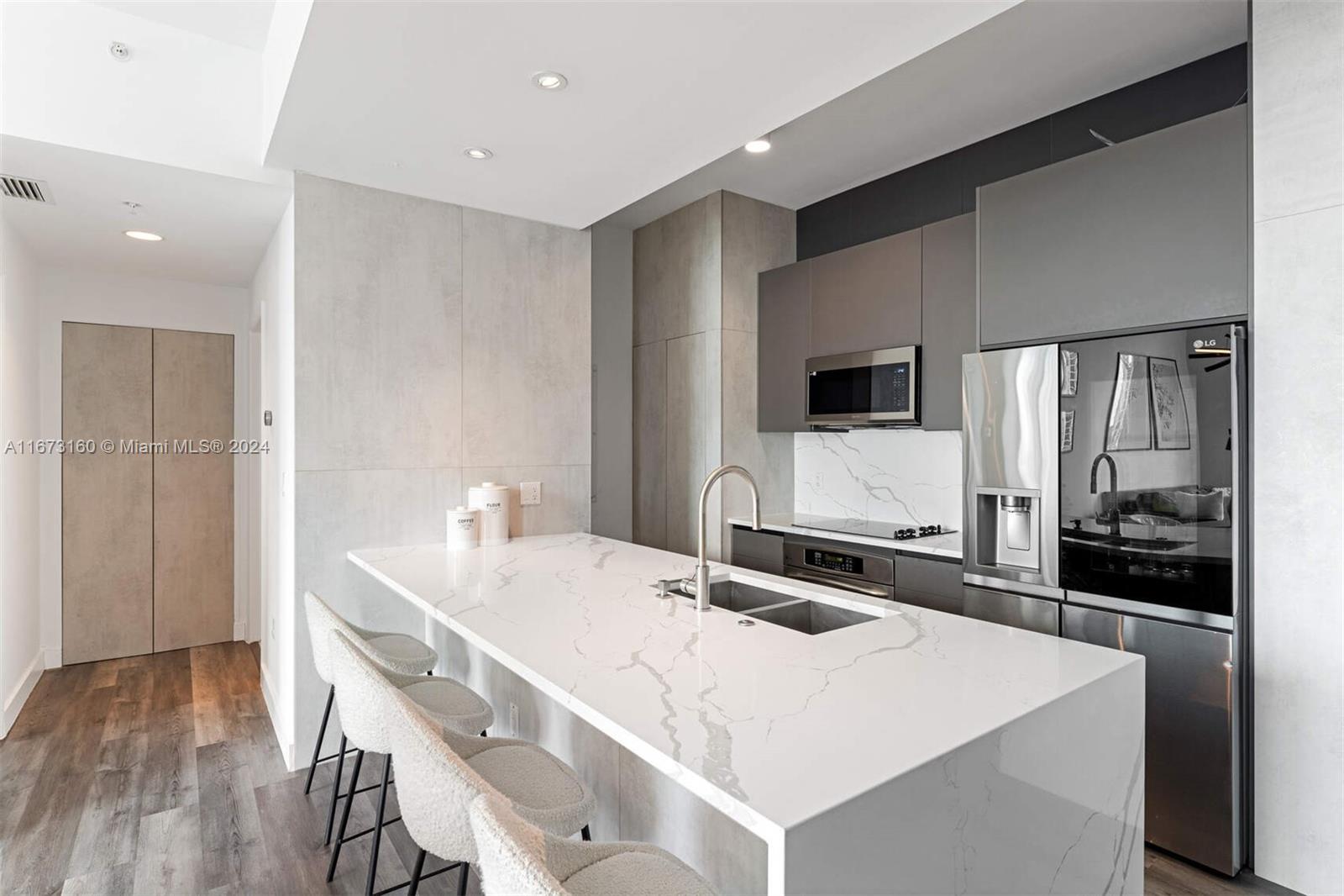 333 NE 24th St Unit: PH1910