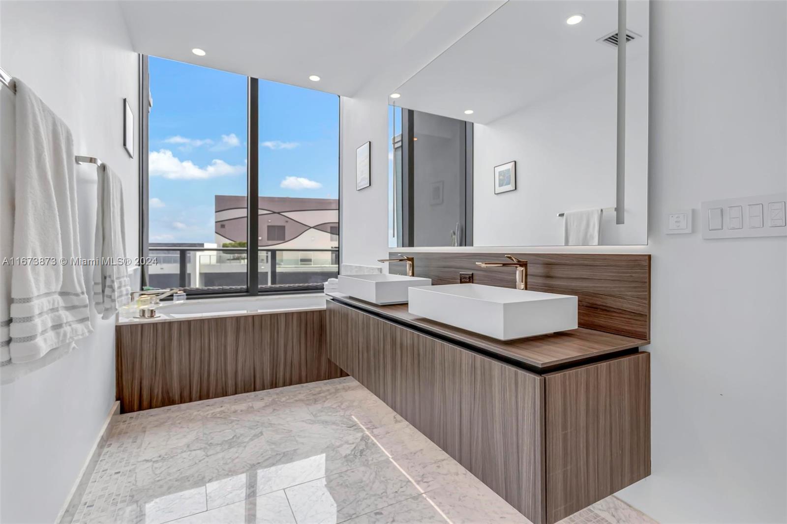 1000 Brickell Plz Unit: PH5105