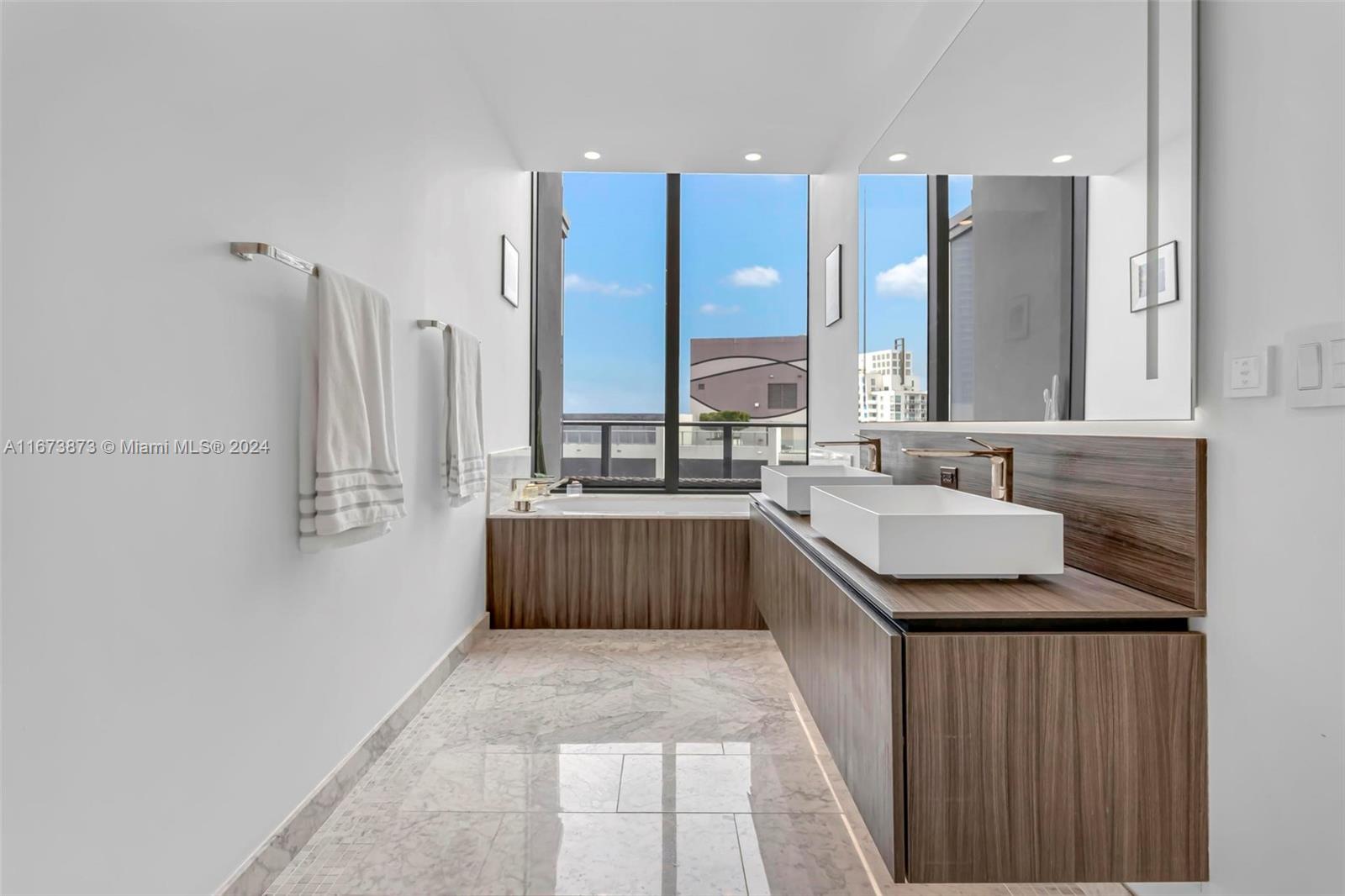 1000 Brickell Plz Unit: PH5105