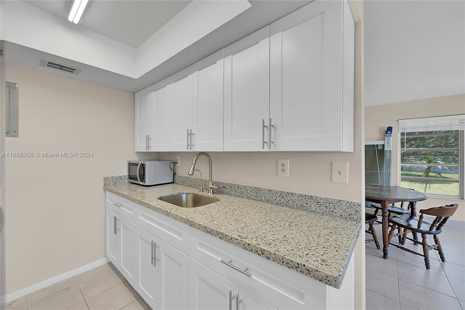 3217 NE 11th St # 10