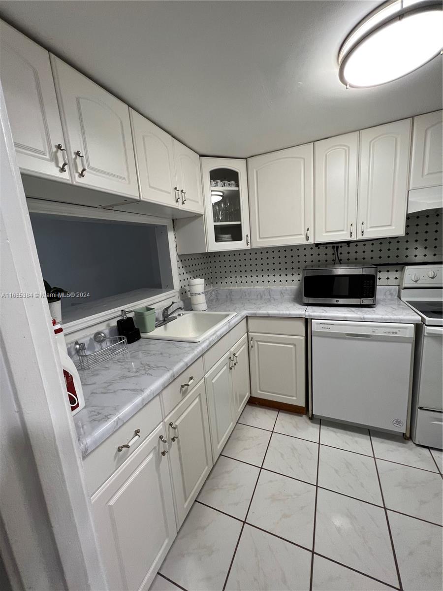 905 Brickell Bay Dr # 823