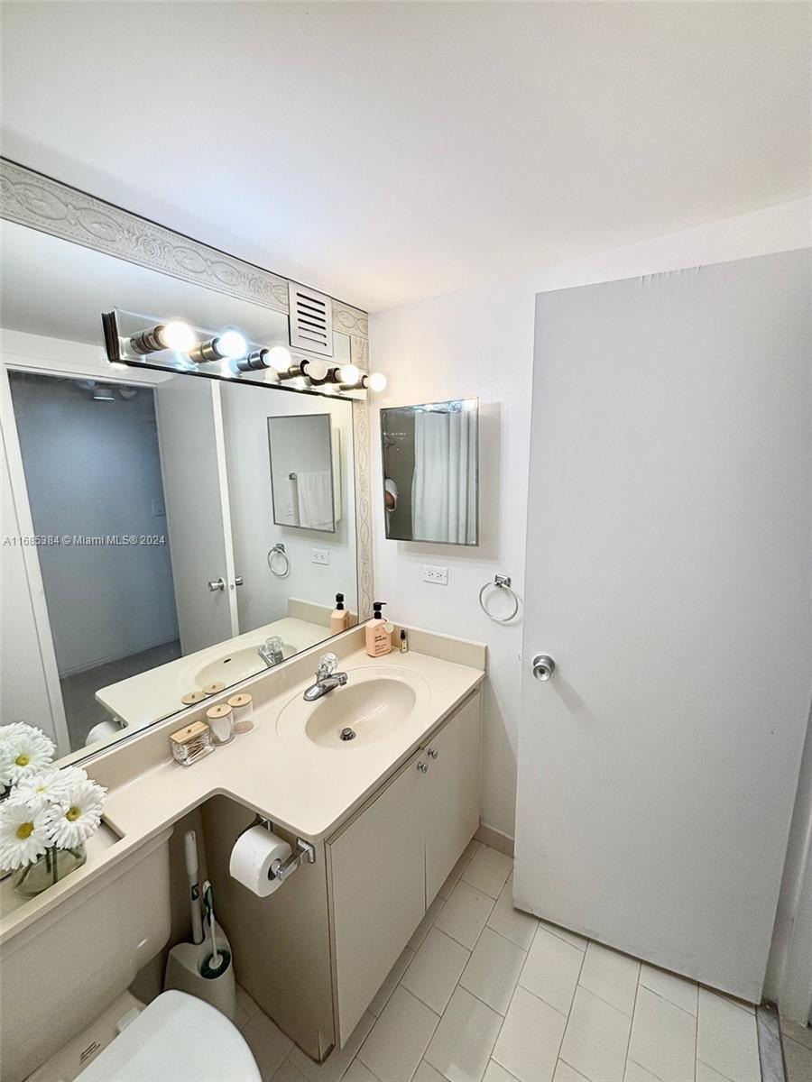 905 Brickell Bay Dr # 823