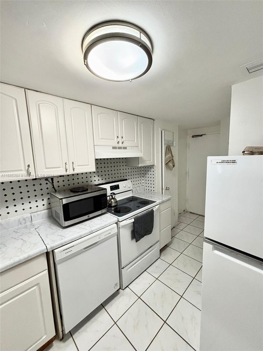 905 Brickell Bay Dr # 823