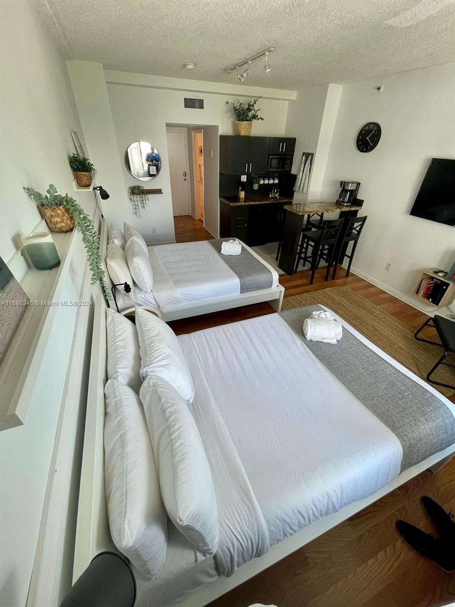 6345 Collins Ave # 526