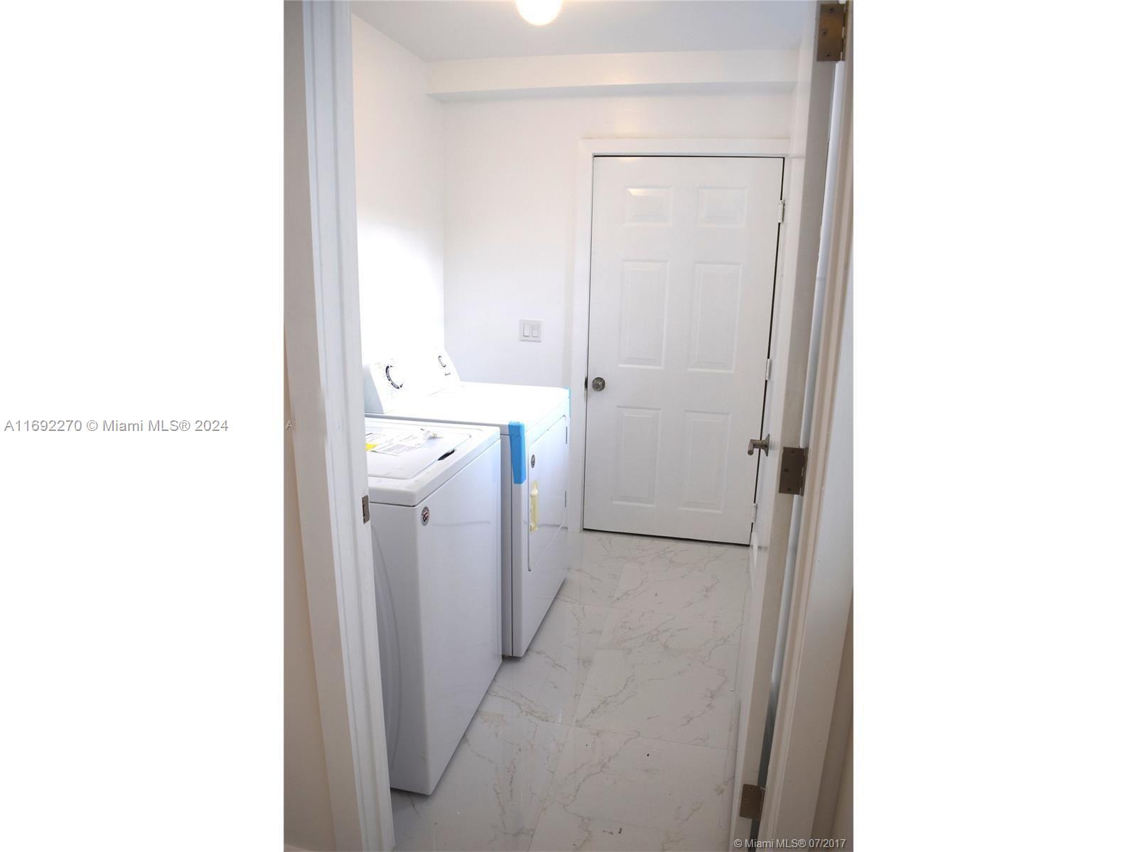 3135 NE 184th St # 2105