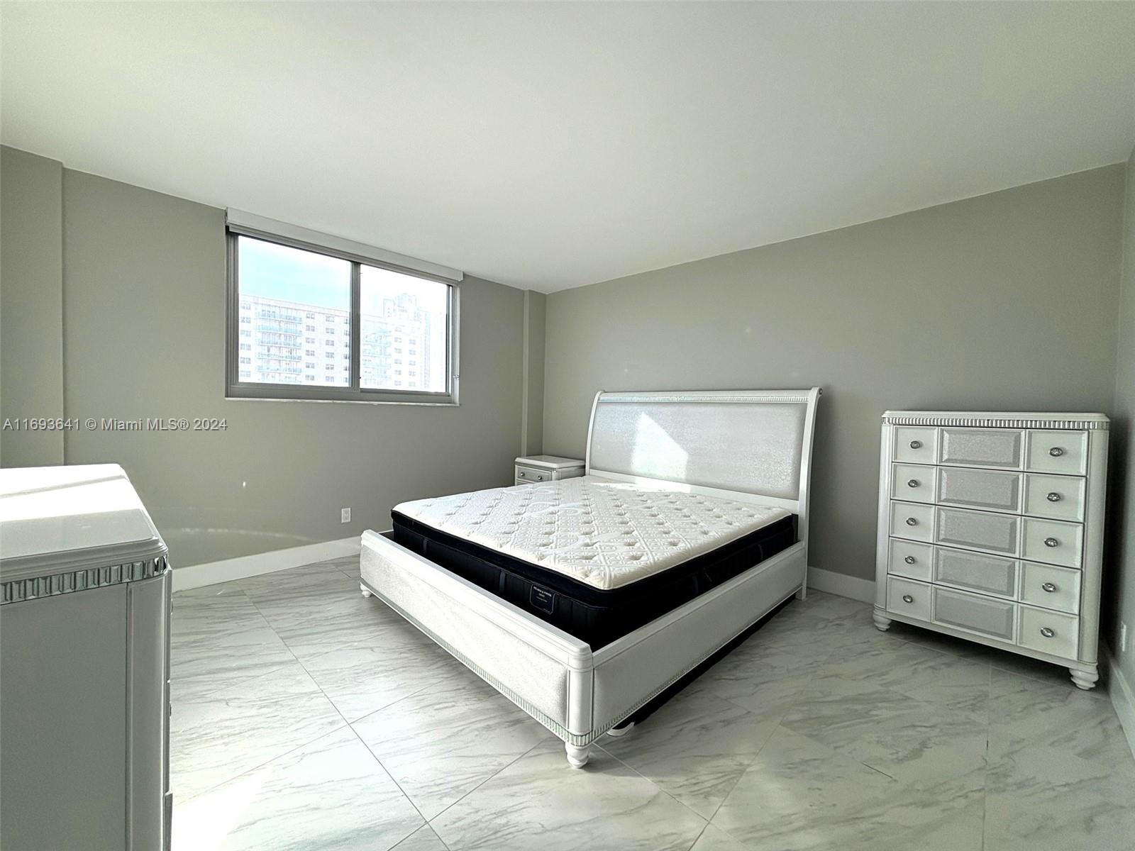 19380 Collins Ave # 914