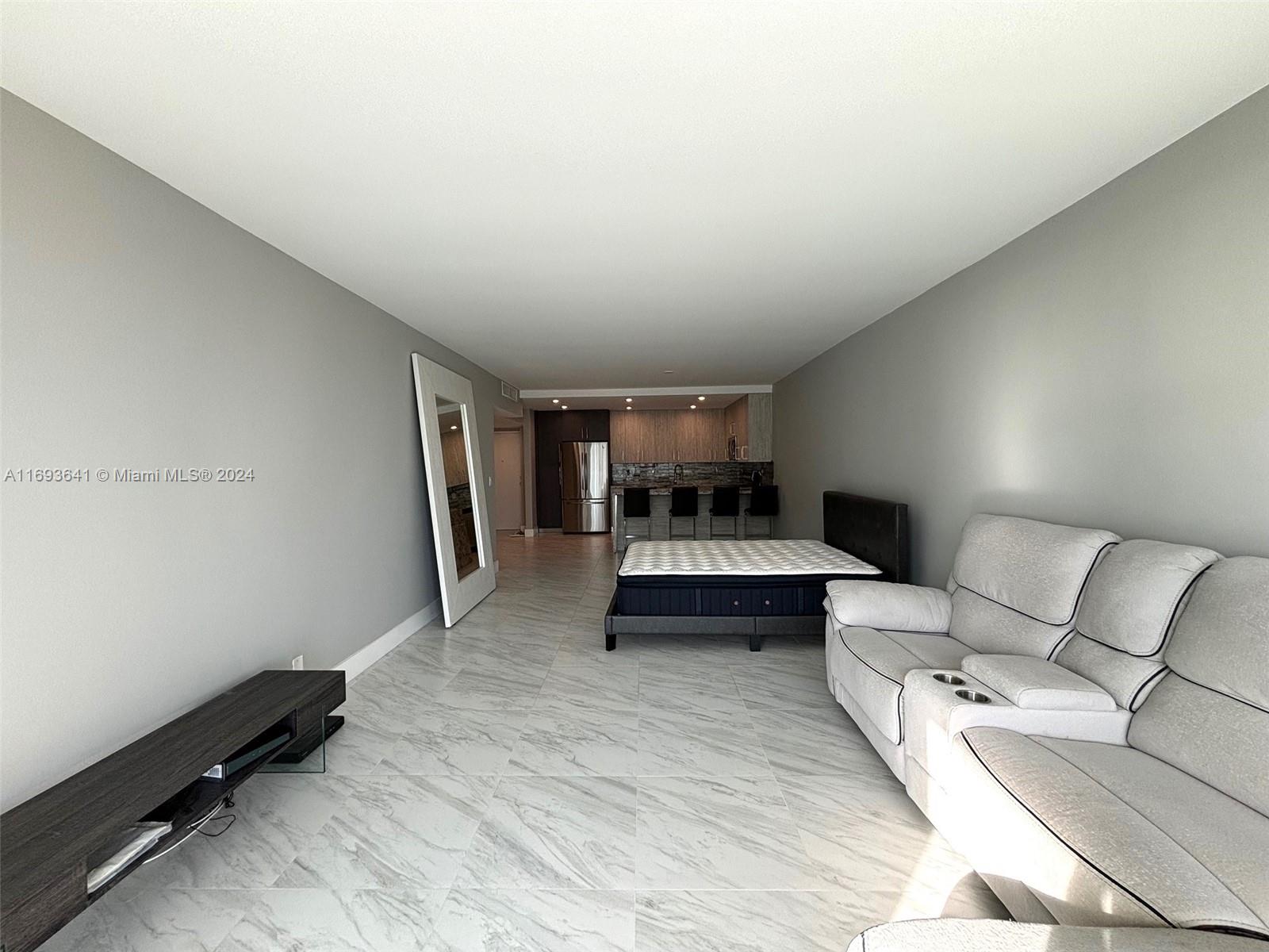 19380 Collins Ave # 914