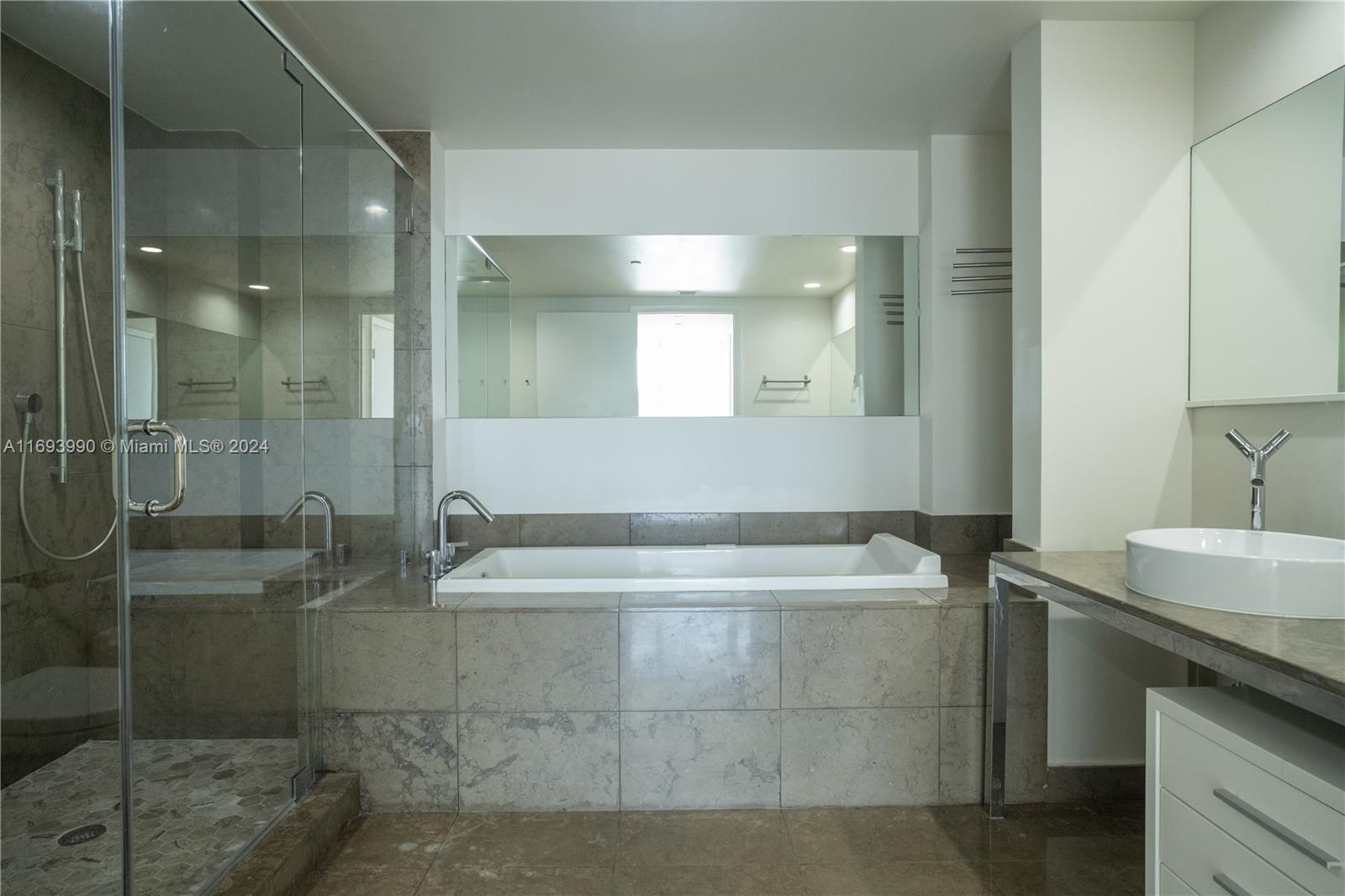 495 Brickell Ave # 2703